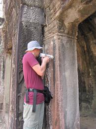 遺跡表面の着生物を入念に調べる