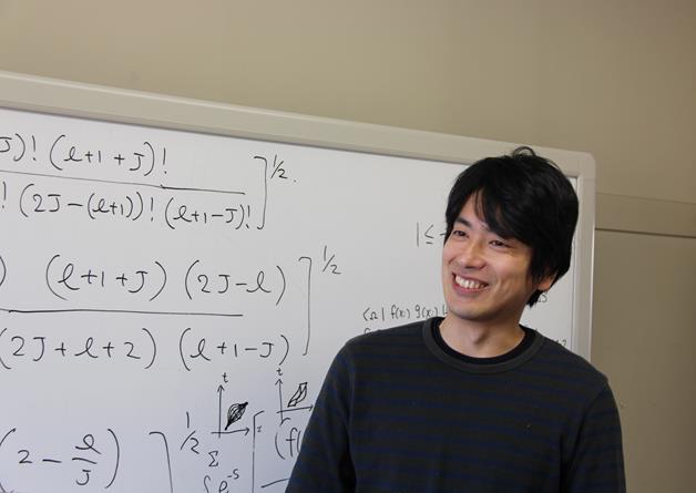 研究室にはパソコンとホワイトードとソファーだけ。研究員と院生を交えて数式を描きながら正しい計算式をつくっていきます。