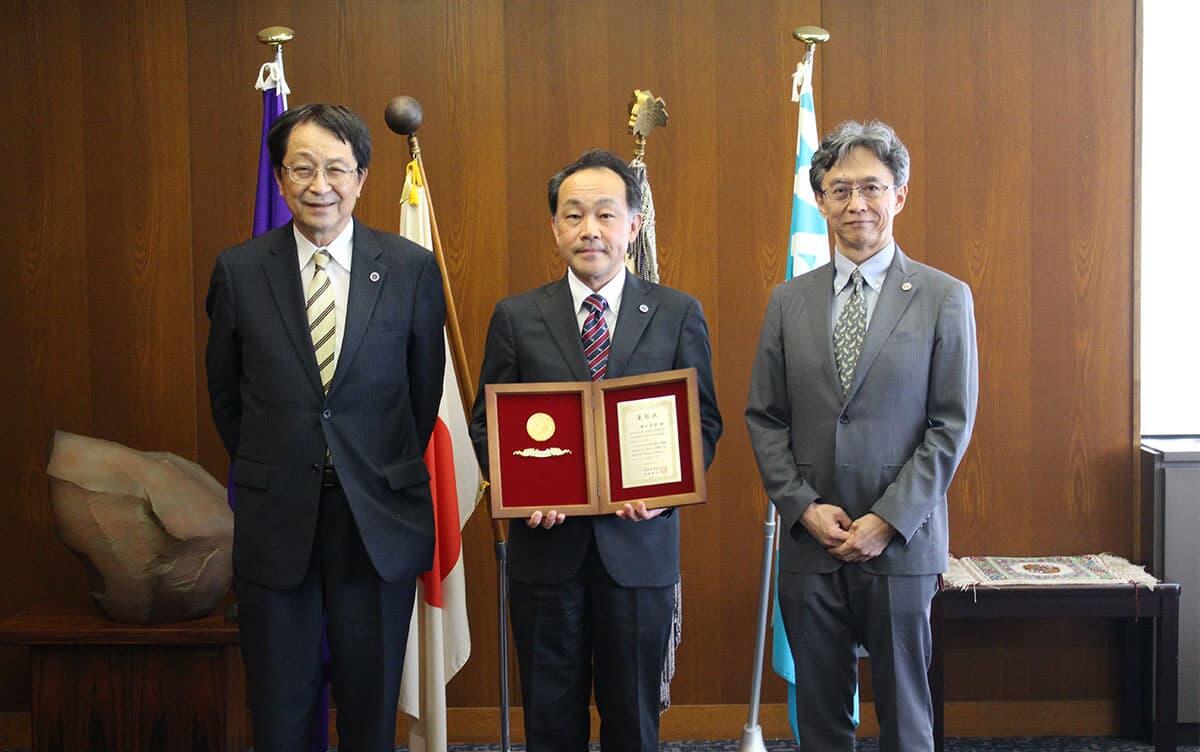 左から永田学長、植田教授、遠藤副学長