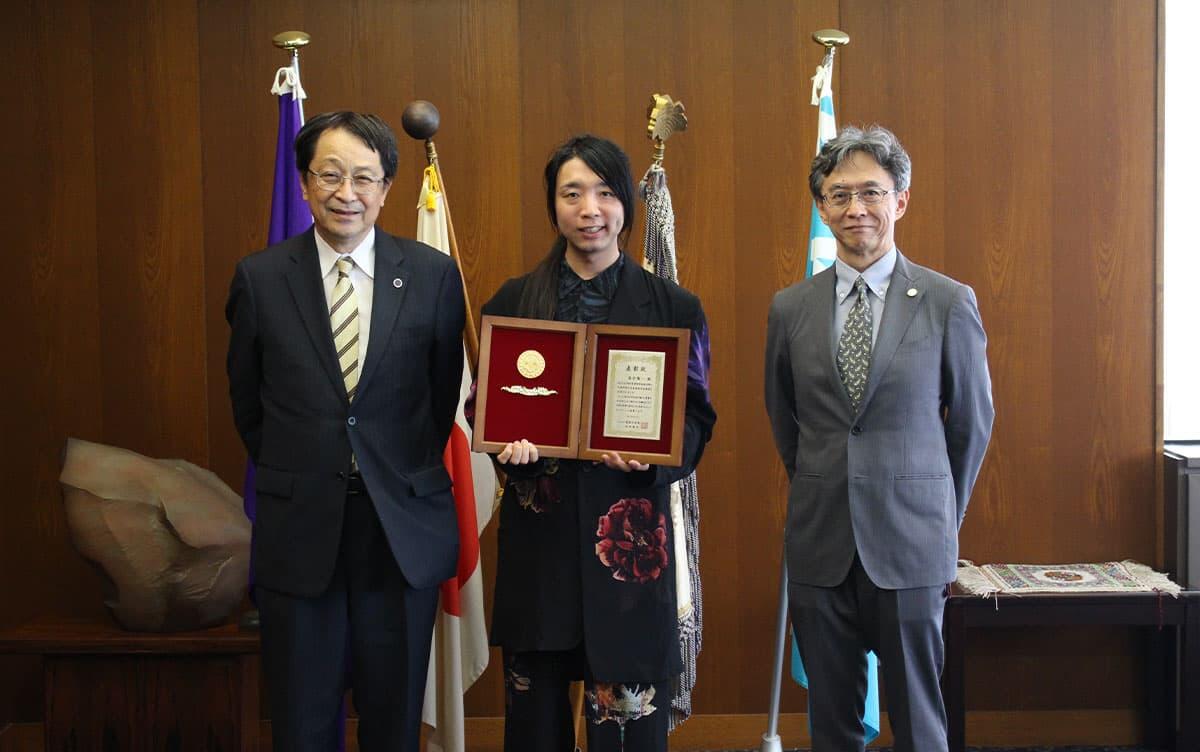 左から永田学長、落合准教授、遠藤副学長