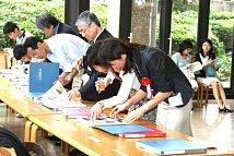 20年前のアルバムを興味深く閲覧する参加者