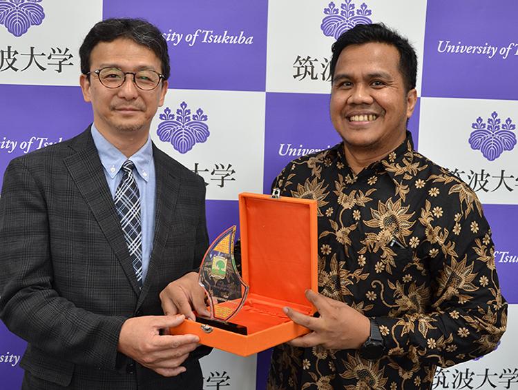 Head of the Department of International Relations, Dr. Apriwan, presented a plaque to Dean of the Institute of Humanities and Social Sciences, Prof. Sekine.