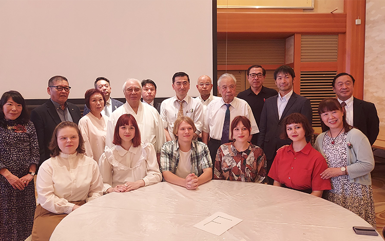 交流会を終えて（2列目左から4人目塙会長、5人目野村室長）