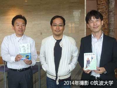 取材スタッフとの記念撮影に気さくに応じる垣根さん（中央）