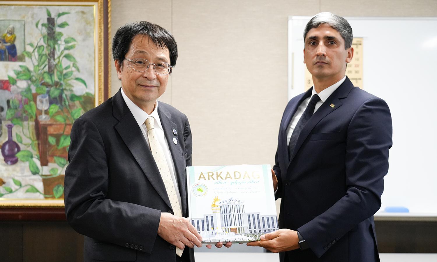 永田学長及びバイラモフ駐日トルクメニスタン大使