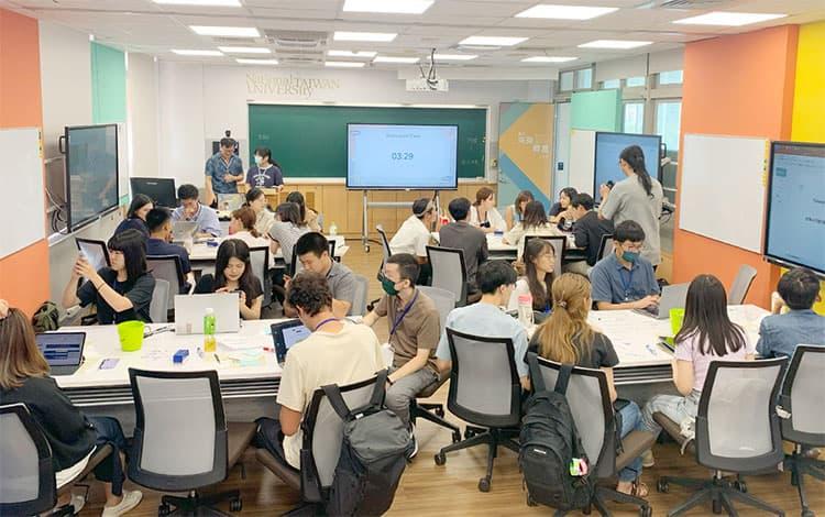 グループワークに取り組む両大学の学生