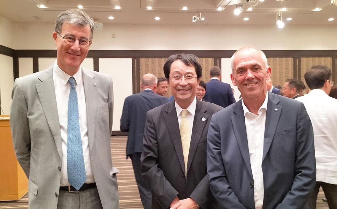 左から、CNRS東京事務所長 Jacques Maleval氏、永田学長、CNRS理事長Antoine Petit氏