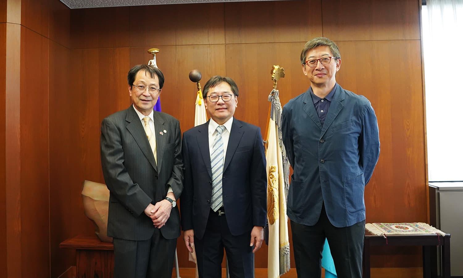 (L-R) President NAGATA, President YUAN, and Professor LEE