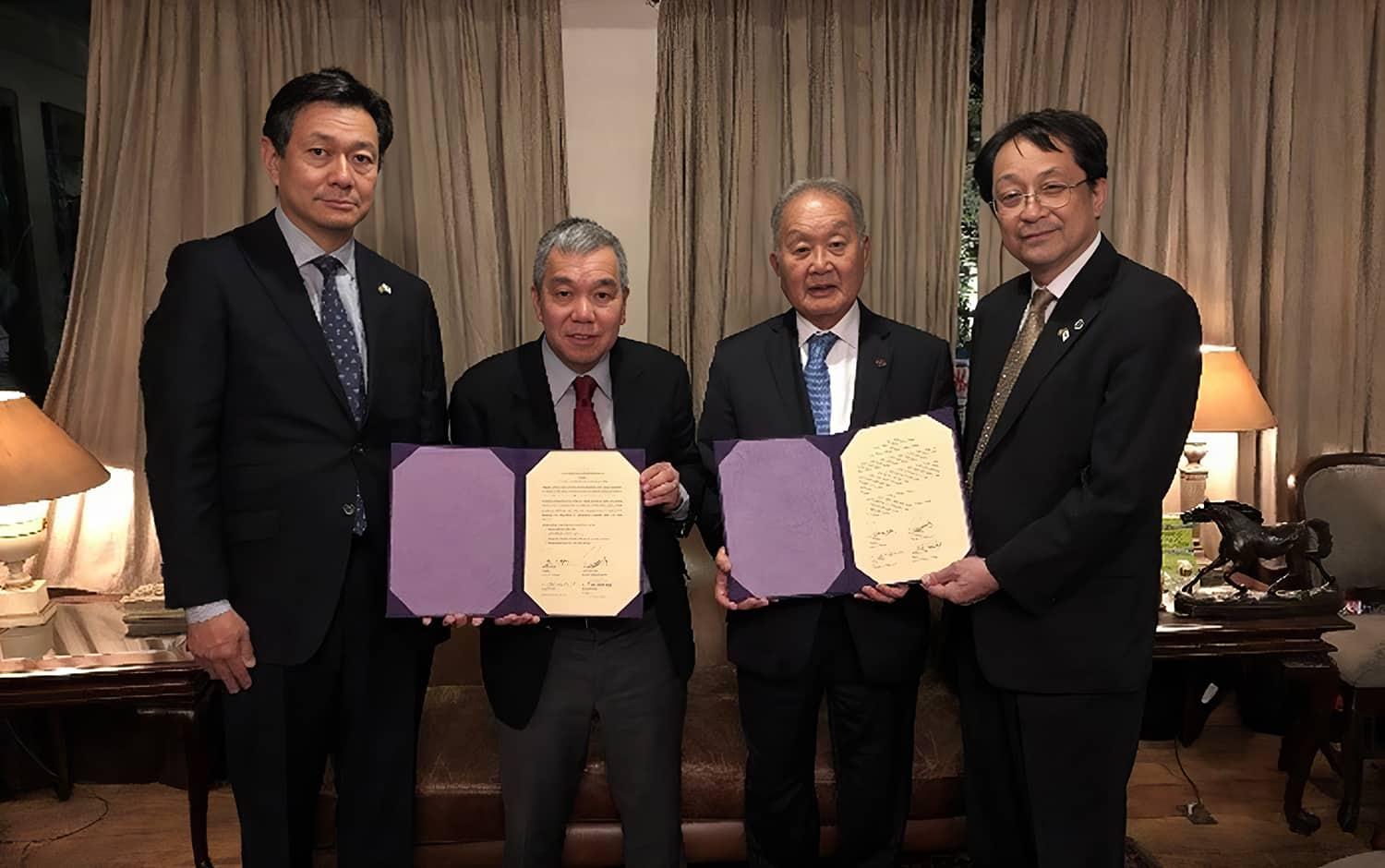 Signing Ceremony with Japan Hospital
From L-R, Deputy Director ODA, Dr. NISHIKUNI,  Chair of the Board ISHIKAWA, and President NAGATA