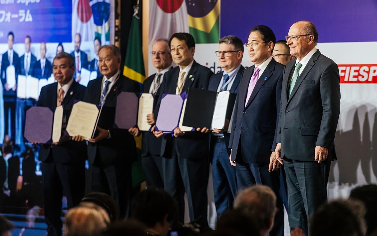 MOU/LOI Presentation Ceremony at Japan-Brazil Business Forum
From Left: Dr. NISHIKUNI, Bunkyo President ISHIKAWA, USP Vice President for International Cooperation Persival Baroncini Proença, President NAGATA (Photo provided by JETRO São Paulo Office)