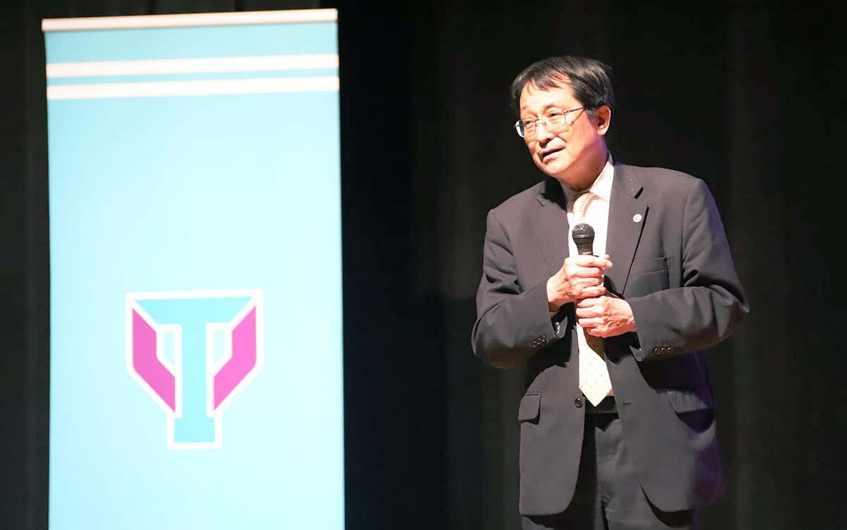 学生たちを激励する永田恭介学長