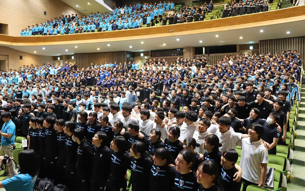 学生たちによる宣揚歌の合唱 過去最大規模での合唱となった