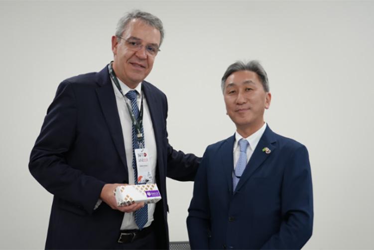 Prof. Capelato (SEMESP)（Left）and Prof. Ohneda（Right）