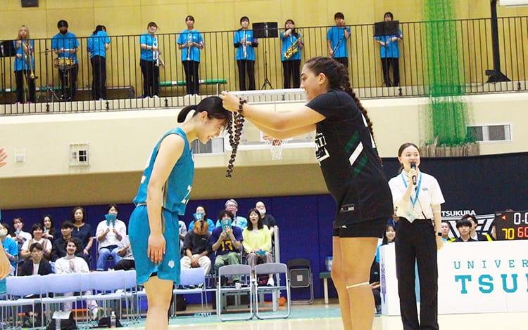 ハワイ大の選手からレイを受け取る