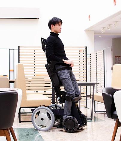 立って暮らせる車いすQolo