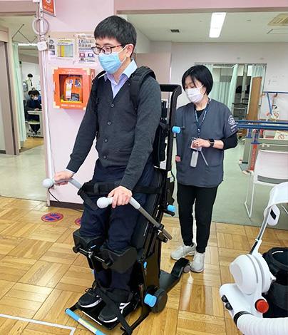 立って暮らせる車いすQolo