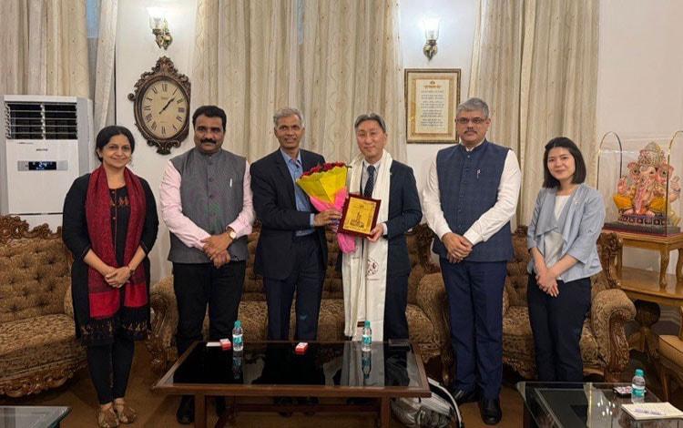 Center left: Vice chancellor Gosavi, Center right: Director General Ohneda