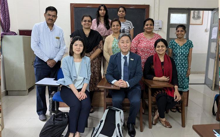 Visit a class of Master's course in Japanese Language