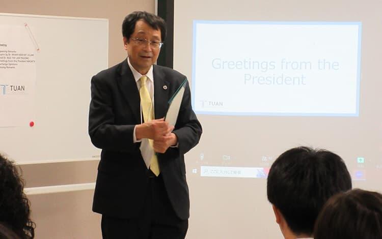 ミニ同窓会であいさつをする永田恭介学長