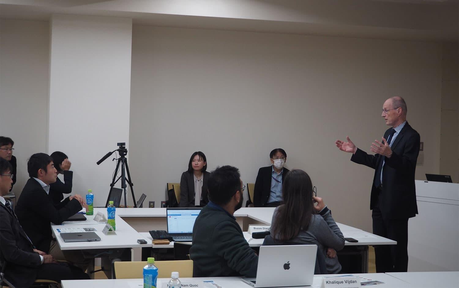 Executive Director of Worldwide Universities Network Visits University of Tsukuba