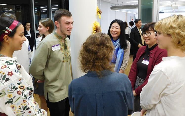 ウクライナ学生と招待客の懇談の様子