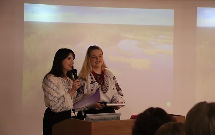 日本語で司会をつとめたウクライナ学生の様子