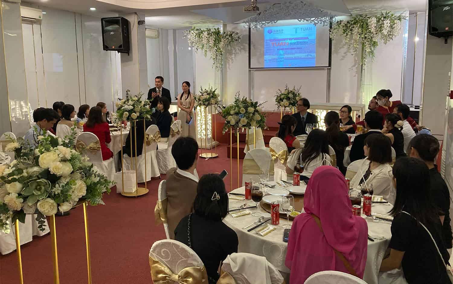 同窓会の様子の写真