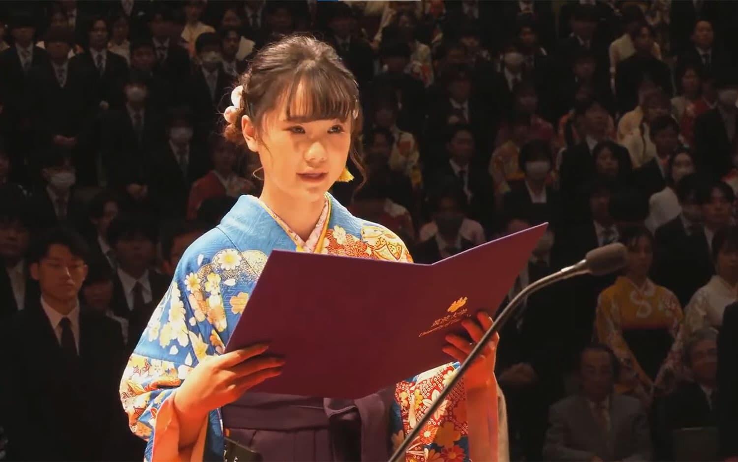 卒業生謝辞の様子の写真