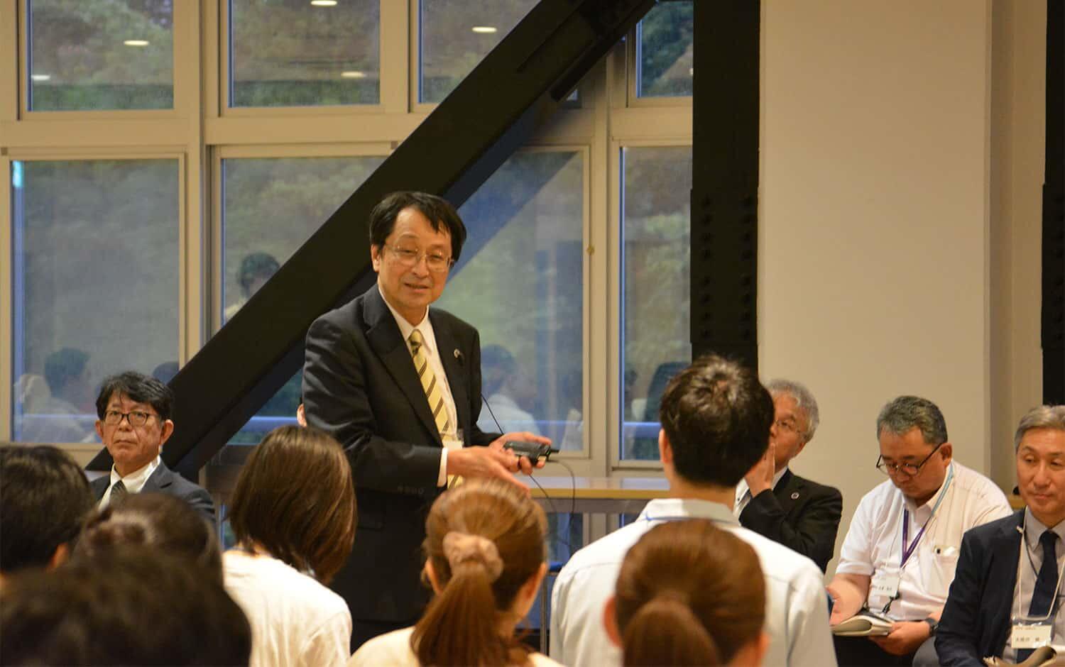 写真：懇談の様子