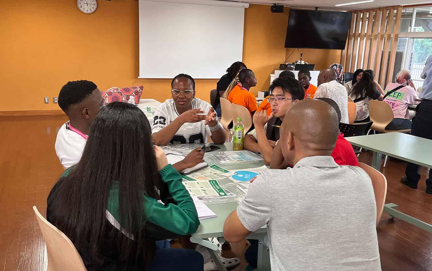 写真：学生交流会の様子