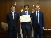 （（左から）永田恭介学長・河辺徹教授・木越英夫副学長（研究担当））