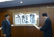 （永田学長から表彰状を受け取る河辺徹教授）