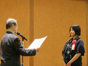 （日本動物学会岡良隆会長（左）、柴小菊助教（右））